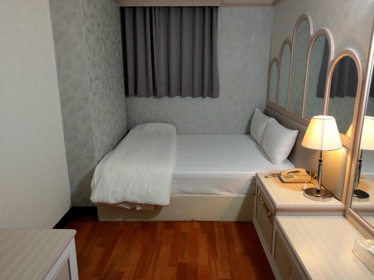 Chrysler Hotel Тайпей Екстериор снимка